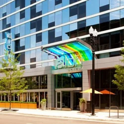 Mixed Reviews for Aloft Chicago: Spacious Rooms, Friendly Staff, and Great Location, but Noise and Safety Concerns Exist