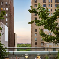 Luxury Stay near Central Park: Exceptional Service & Comfort