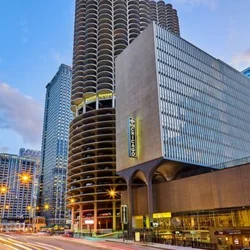 Mixed Reviews: Spacious Rooms & Friendly Staff in Chicago Downtown Hotel