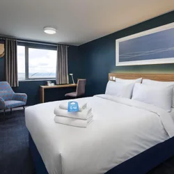 Travelodge London Vauxhall: Mixed Reviews & Central Location
