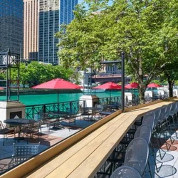 Sheraton Grand Chicago Riverwalk: Mixed Reviews Highlighting Location, Cleanliness, Staff, and Amenities