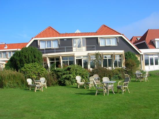 Lovely Hotel in De Koog with Spacious Rooms and Beautiful Garden