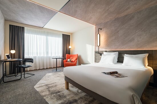 Mixed Reviews for Novotel Rotterdam Hotel